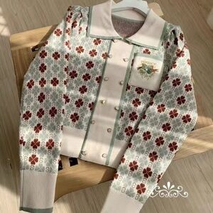 PEACEBIRD | Chic Floral Bomber Sweater with Green and Brown Hues